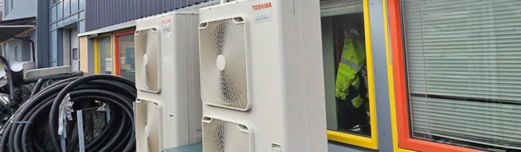 To Toshiba-utedelar ved verkstaden til GS-Maskin