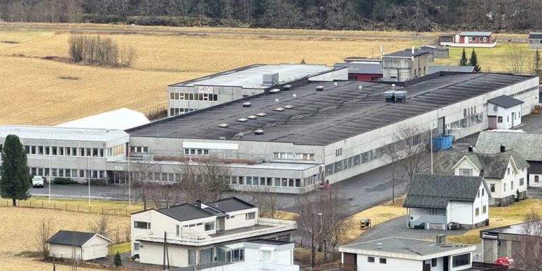 Den tidlegare møbelfabrikken i Stordal sett ovanfrå