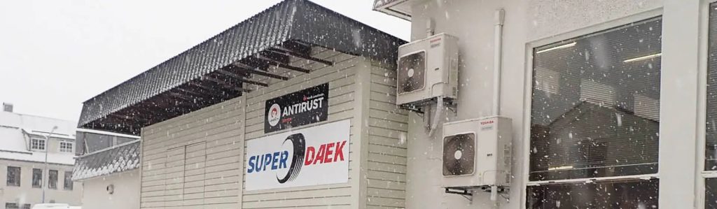 Toshiba-utedelar på veggen hos Valldal Bilsenter